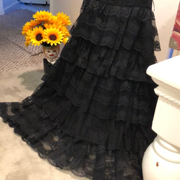 Stunning strapless evening dress w:tiers of  lace - Picture 3 of 9